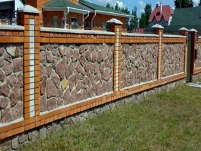 Кирпичный забор с камнем 12 метров фото в Пушкино