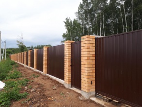 Кирпичный забор на ленточном фундаменте 12 метров фото в Пушкино
