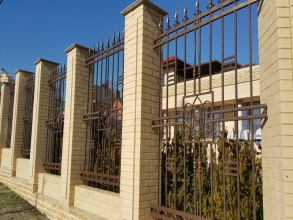 Кирпичный забор с ковкой  10 метров фото в Пушкино